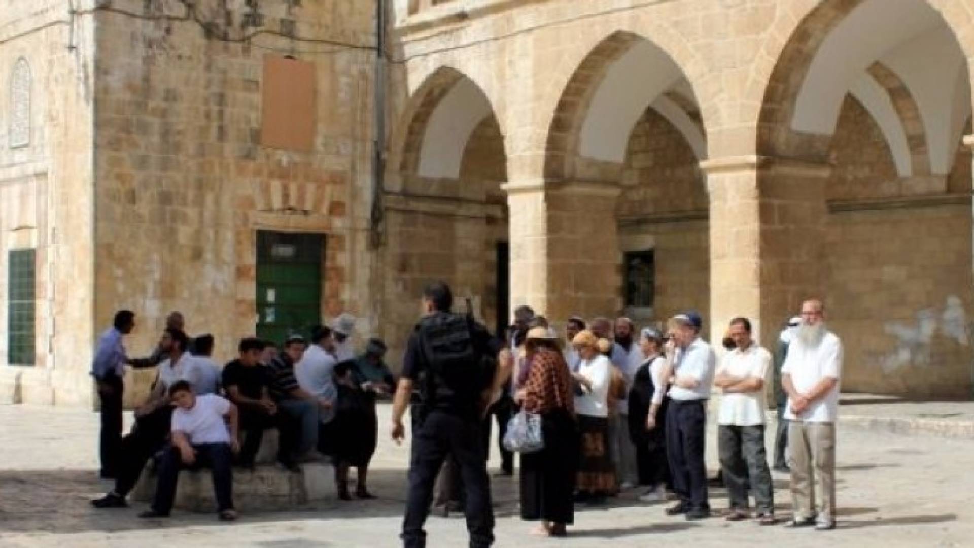 مستوطنون و'طلاب لأجل الهيكل' يقتحمون الأقصى