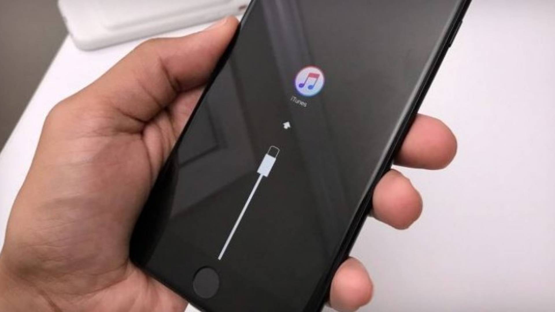 آبل تعترف بوجود خلل أمني في iOS 10