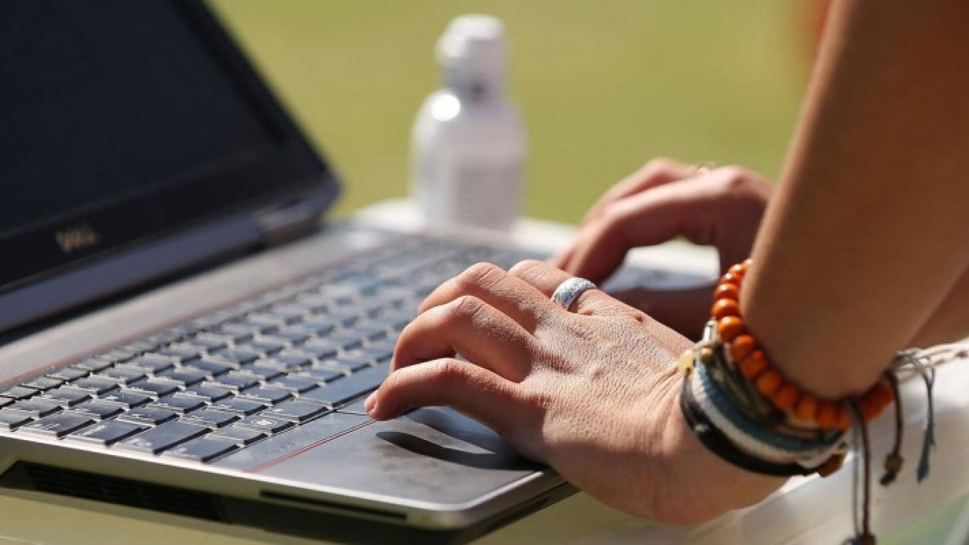 ألمانيا:  تحذير جديد لحذف محتويات بالإنترنت تدعو للكراهية