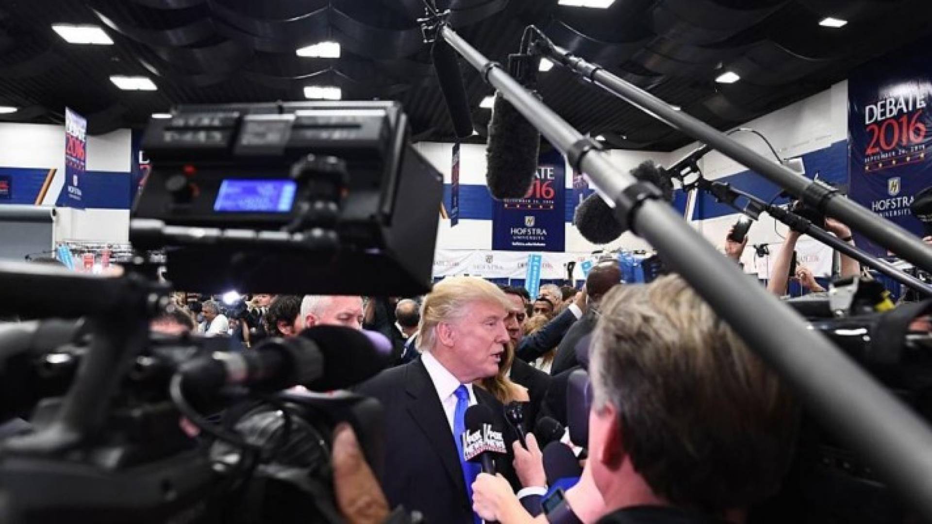 200 دولار دفعها كل صحفي قام بتغطية المناظرة الرئاسية الامريكية !