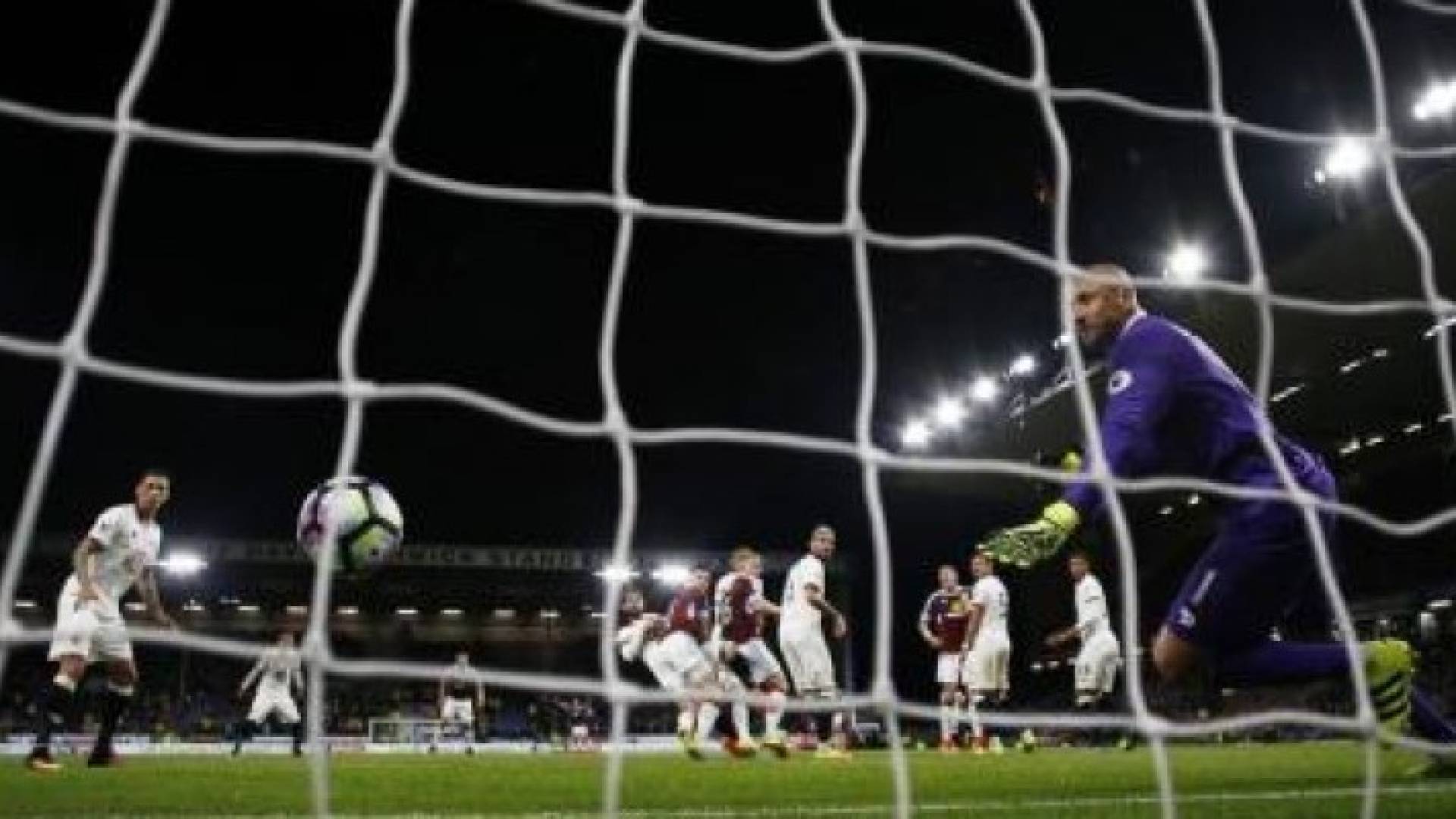 بيرنلي يهزم واتفورد 2-صفر في مواجهة تاريخية بدوري انجلترا