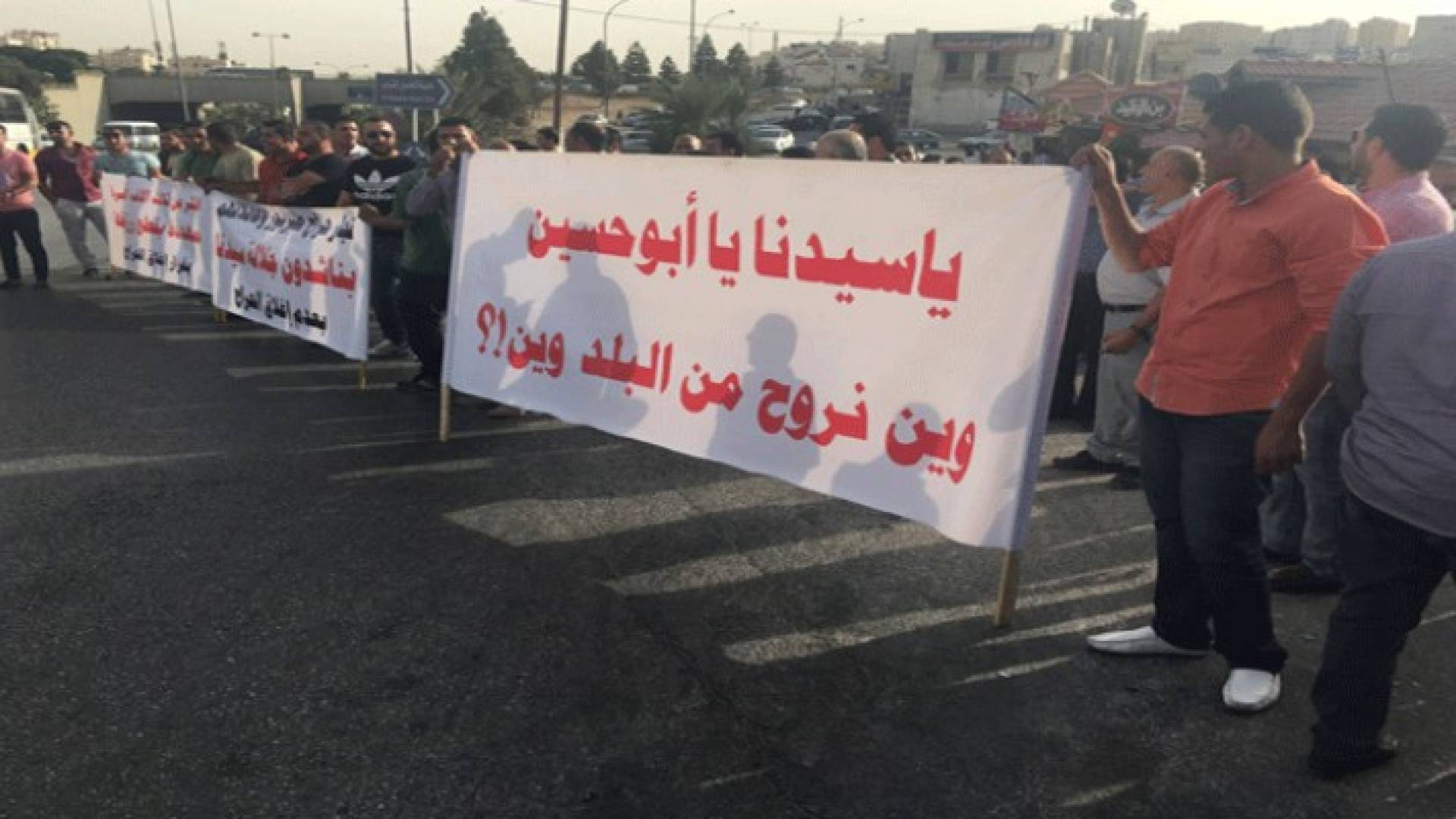 بالفيديو والصور.. معتصمون ضد إغلاق حراج طبربور: ثلاثة آلاف عائلة مهددة