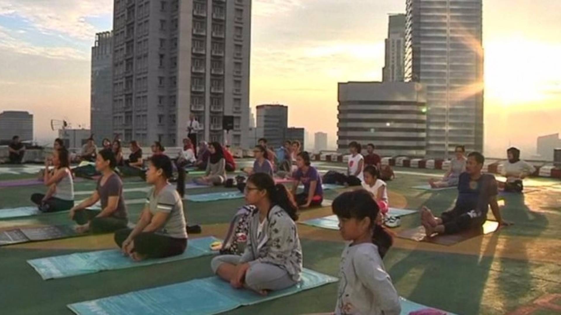 يوغا في مهبط للطائرات