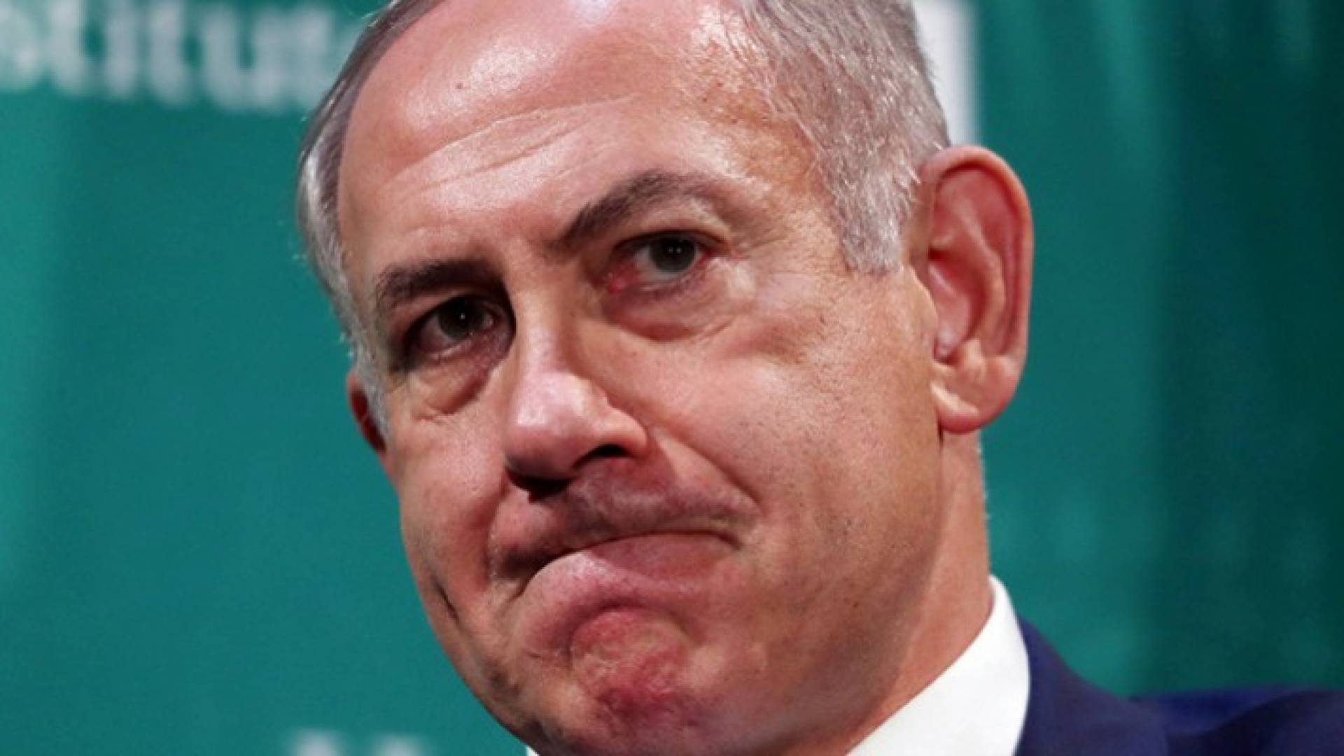 نتنياهو يدخل إلى الحمام برفقة 20 حارسا شخصيا
