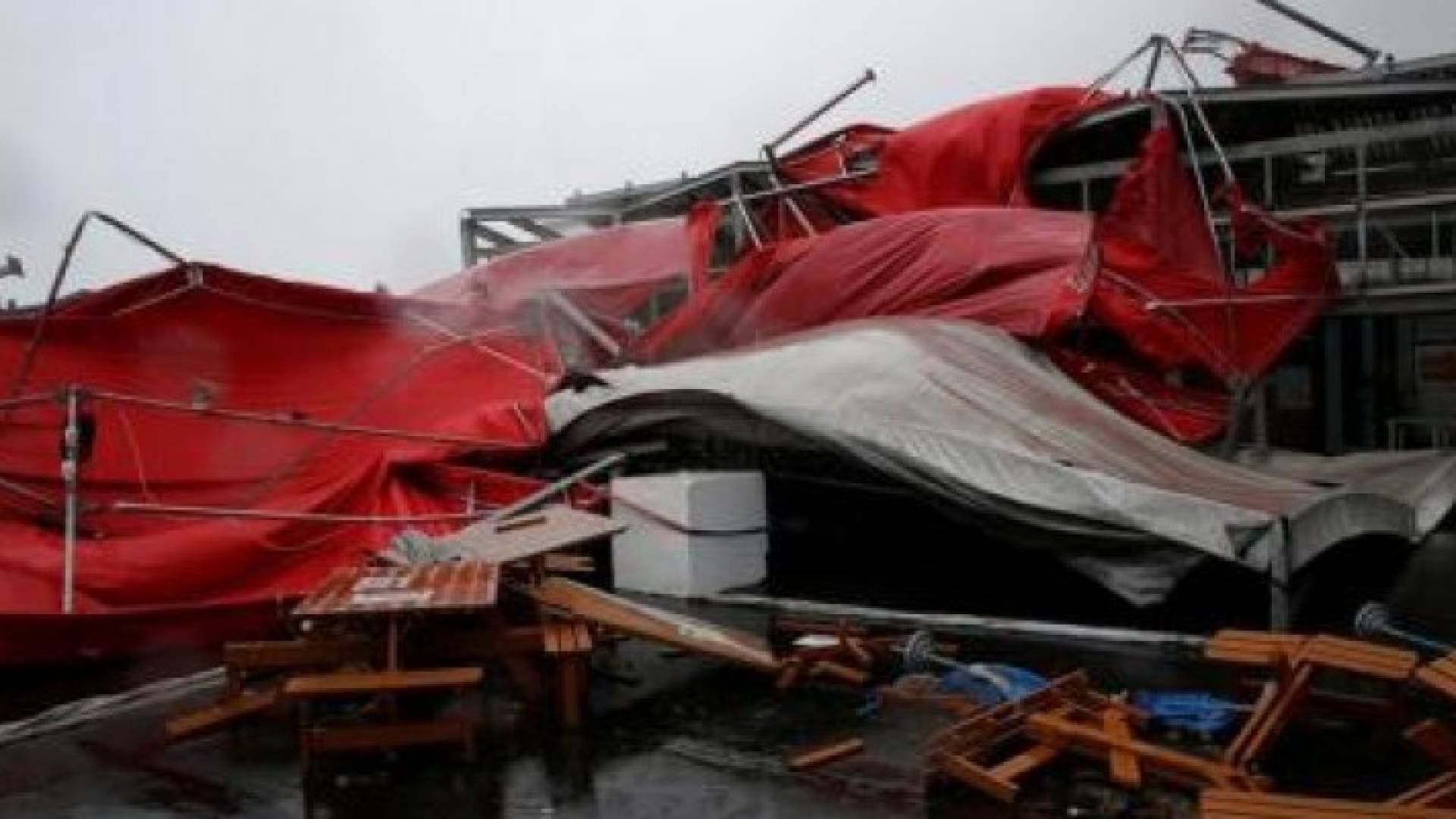 جانب من الدمار الذي خلفه إعصار ميجي