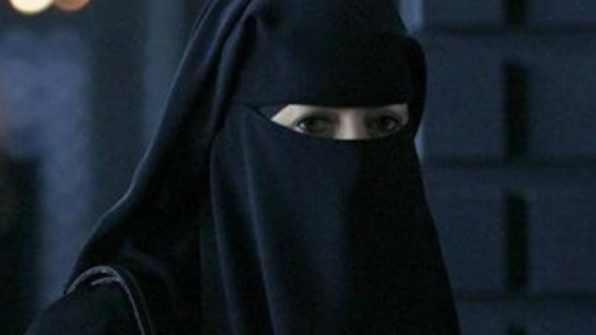 النواب السويسريون يوافقون على منع النقاب