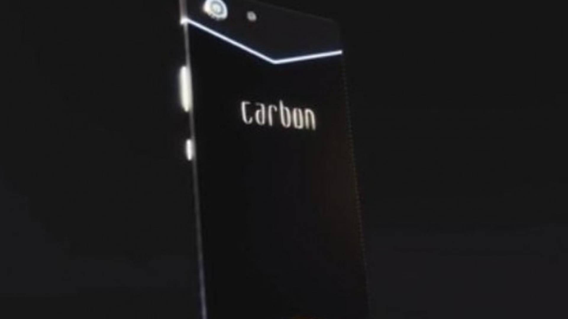 تقول الشركة إنه أول هاتف ذكي مصنوع من ألياف الكروبون