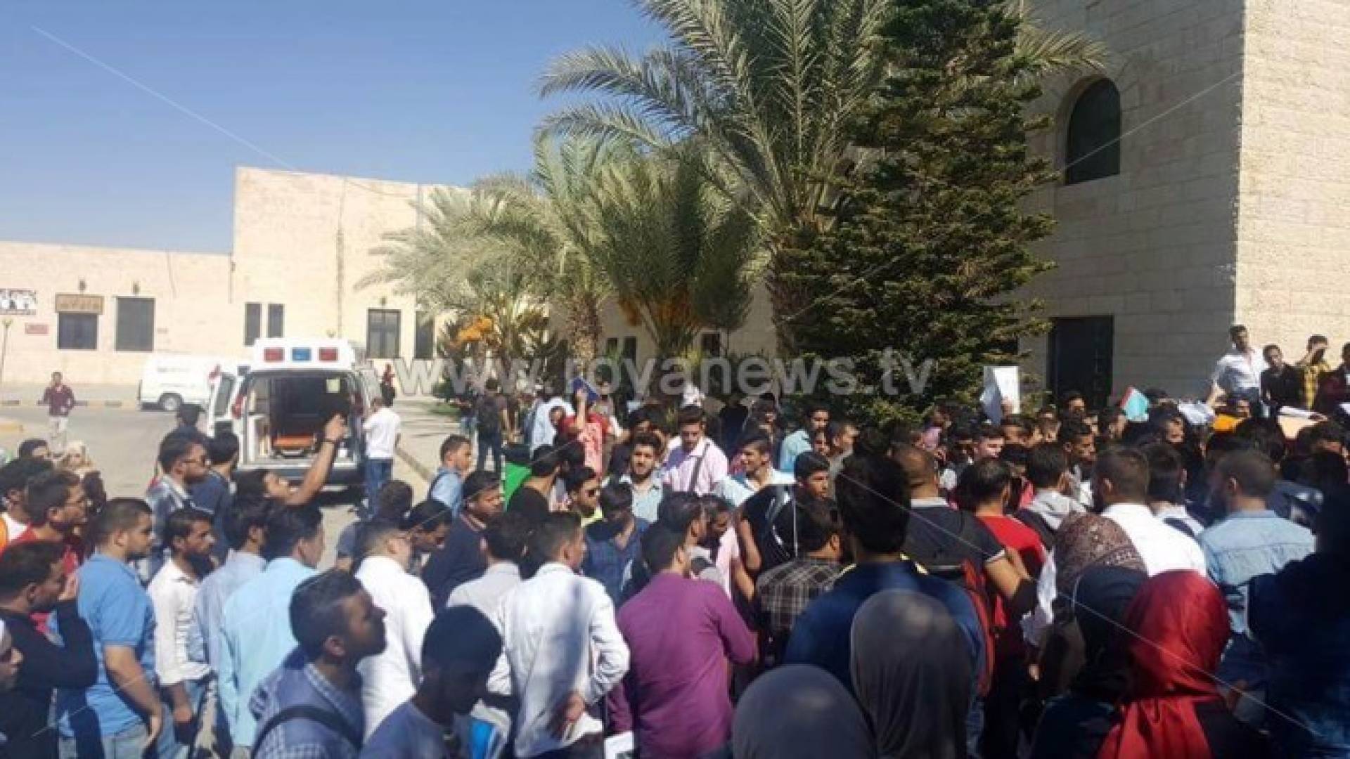 بالصور .. طلبة الهاشمية يبيتون بالجامعة احتجاجا على قرارات الادارة
