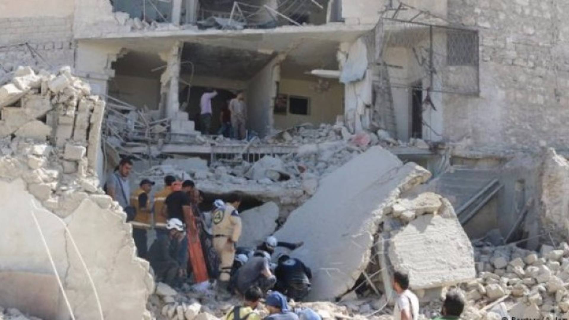 طائرات حربية تقصف أكبر مستشفيين في حلب الشرقية