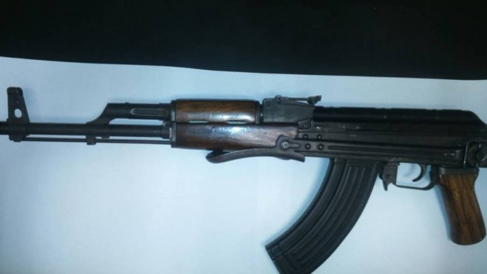 أحد الأسلحة التي تم ضبطها مع الموقوفين