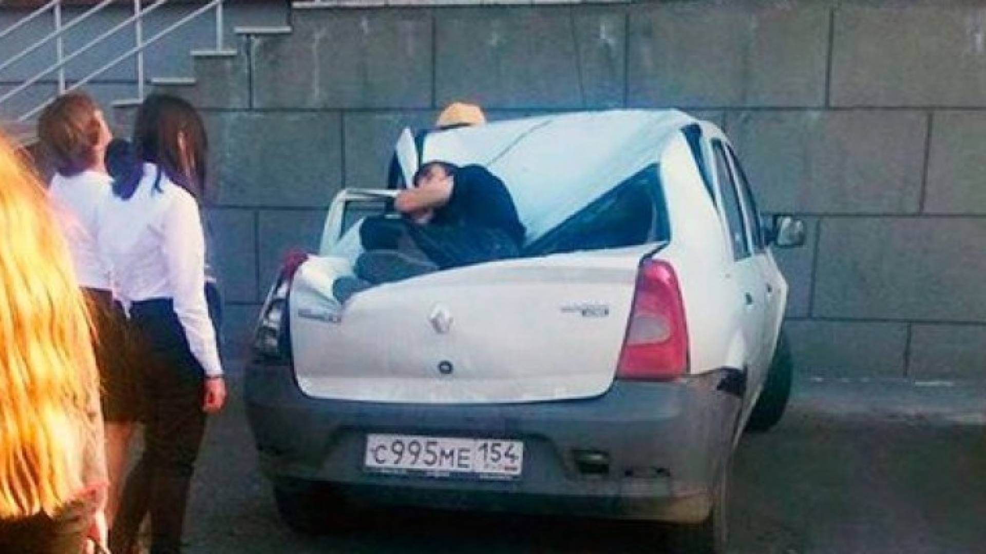 شاب يلقي نفسه من الطابق 23