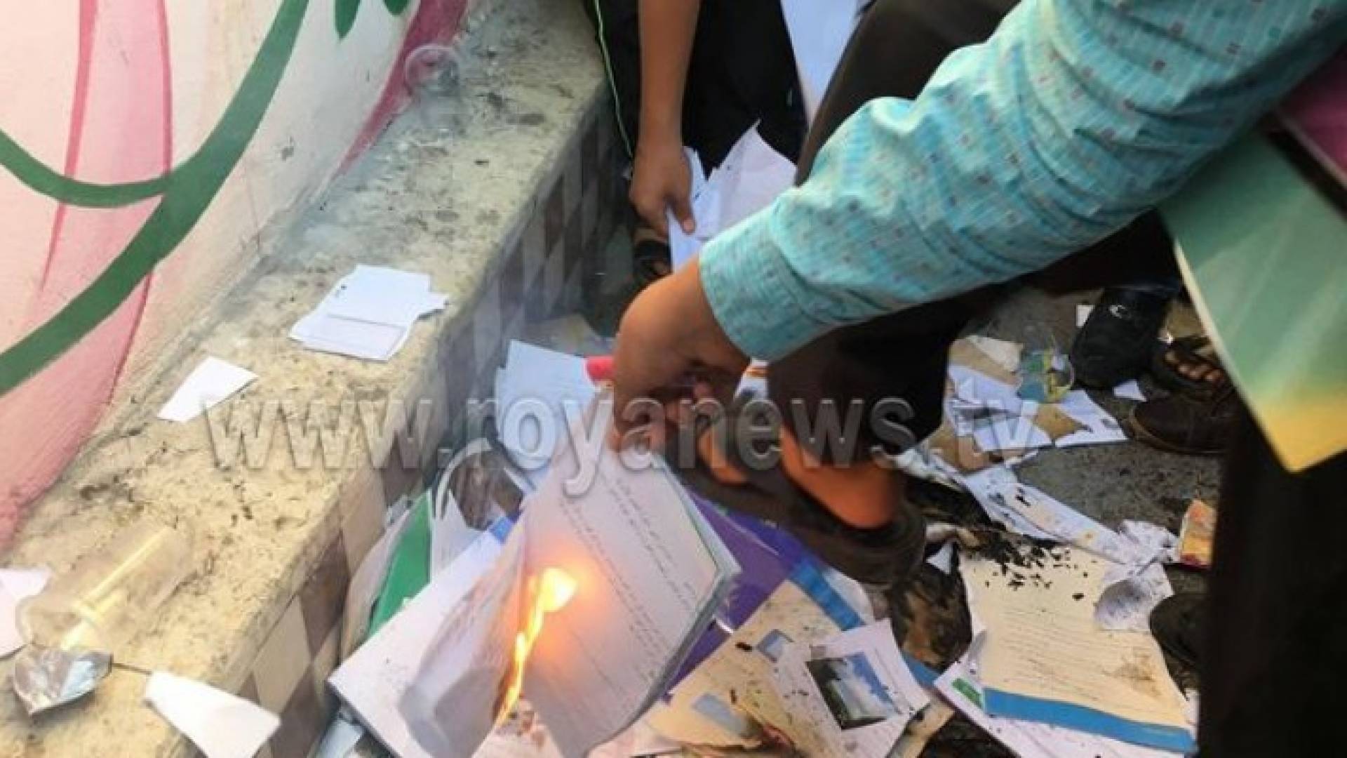 اولياء الطلبة في معان يحرقون المناهج احتجاجا على تعديلها- ارشيفية
