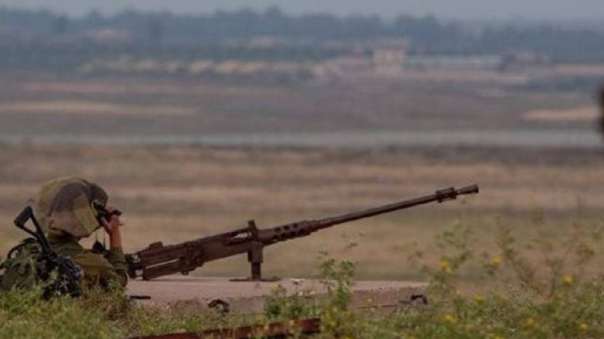 أحد جنود الاحتلال في الأبراج العسكرية في محيط غزة 