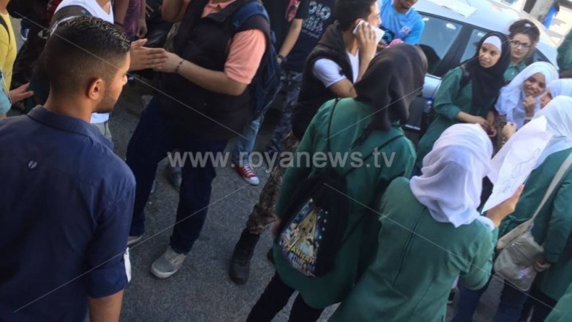 بالفيديو: العشرات من طالبات الاقتصاد المنزلي يعتصمن امام وزارة التربية