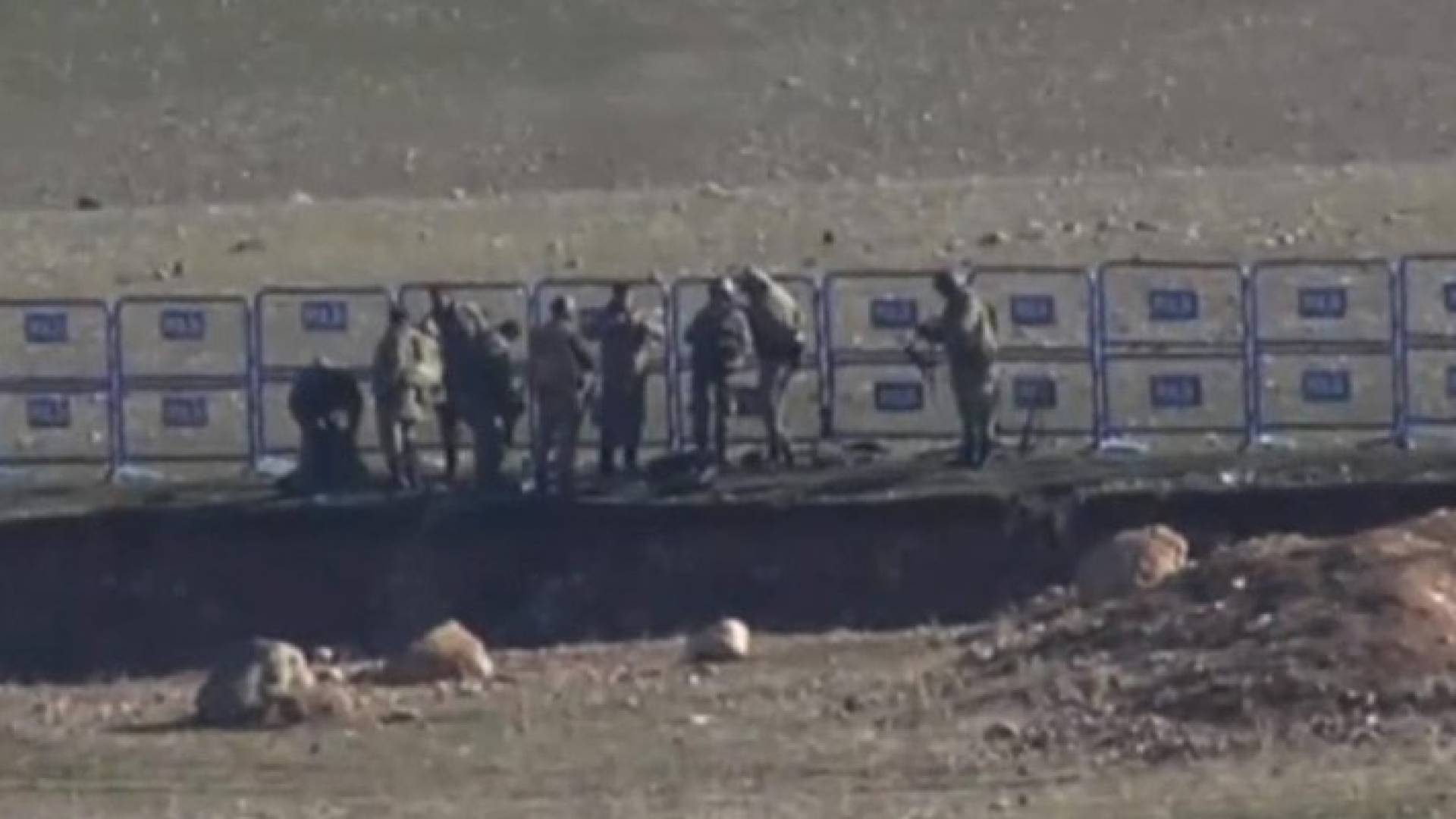  تركيا تبني جدارا على الحدود السورية (أرشيف)