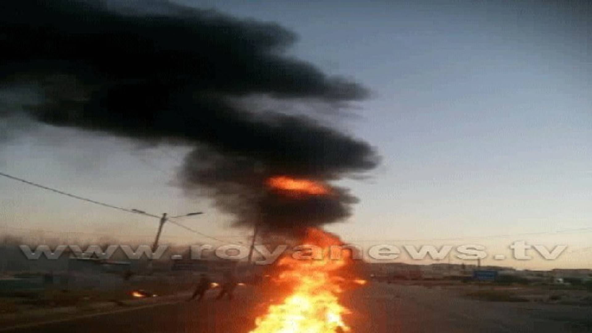 محتجون يغلقون طريق بلعما بالاطارات المشتعلة