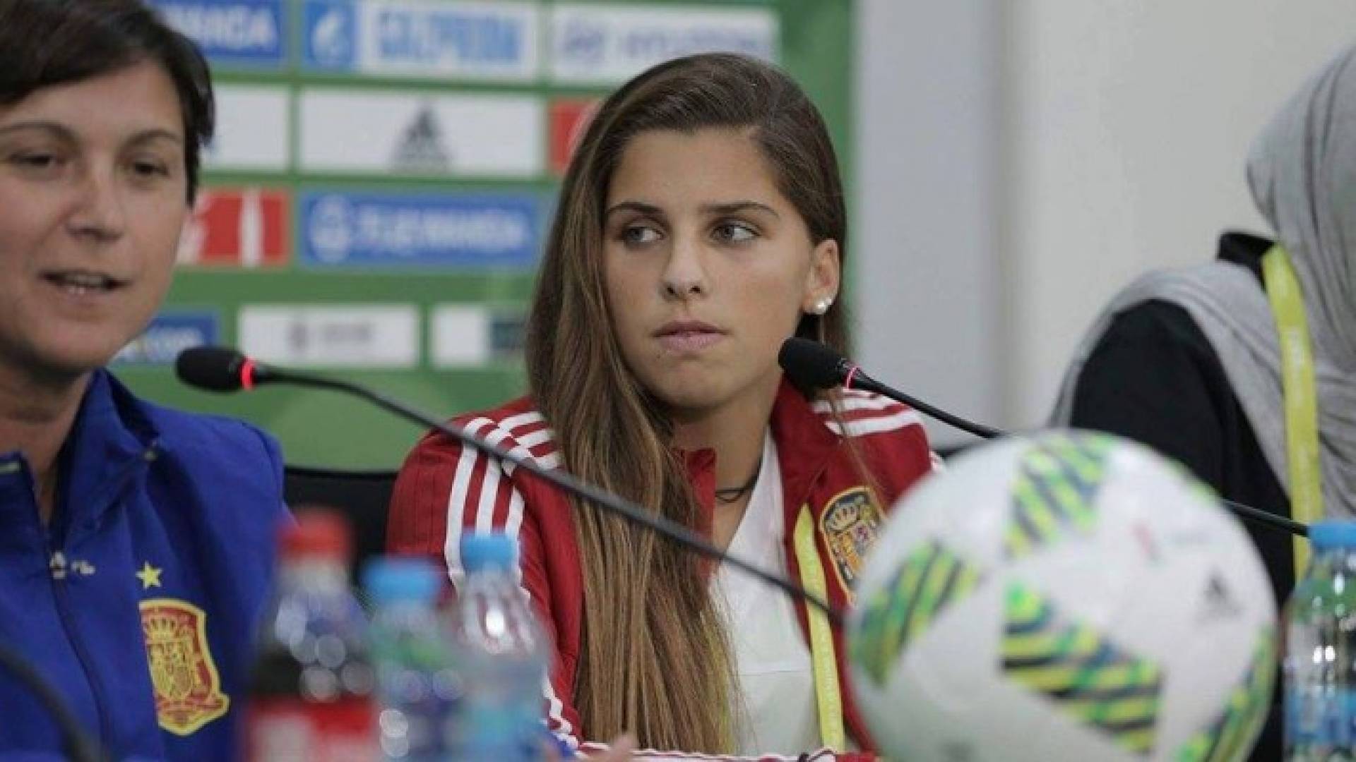 مدربة المنتخب الاسباني اثناء مؤتمر صحافي
