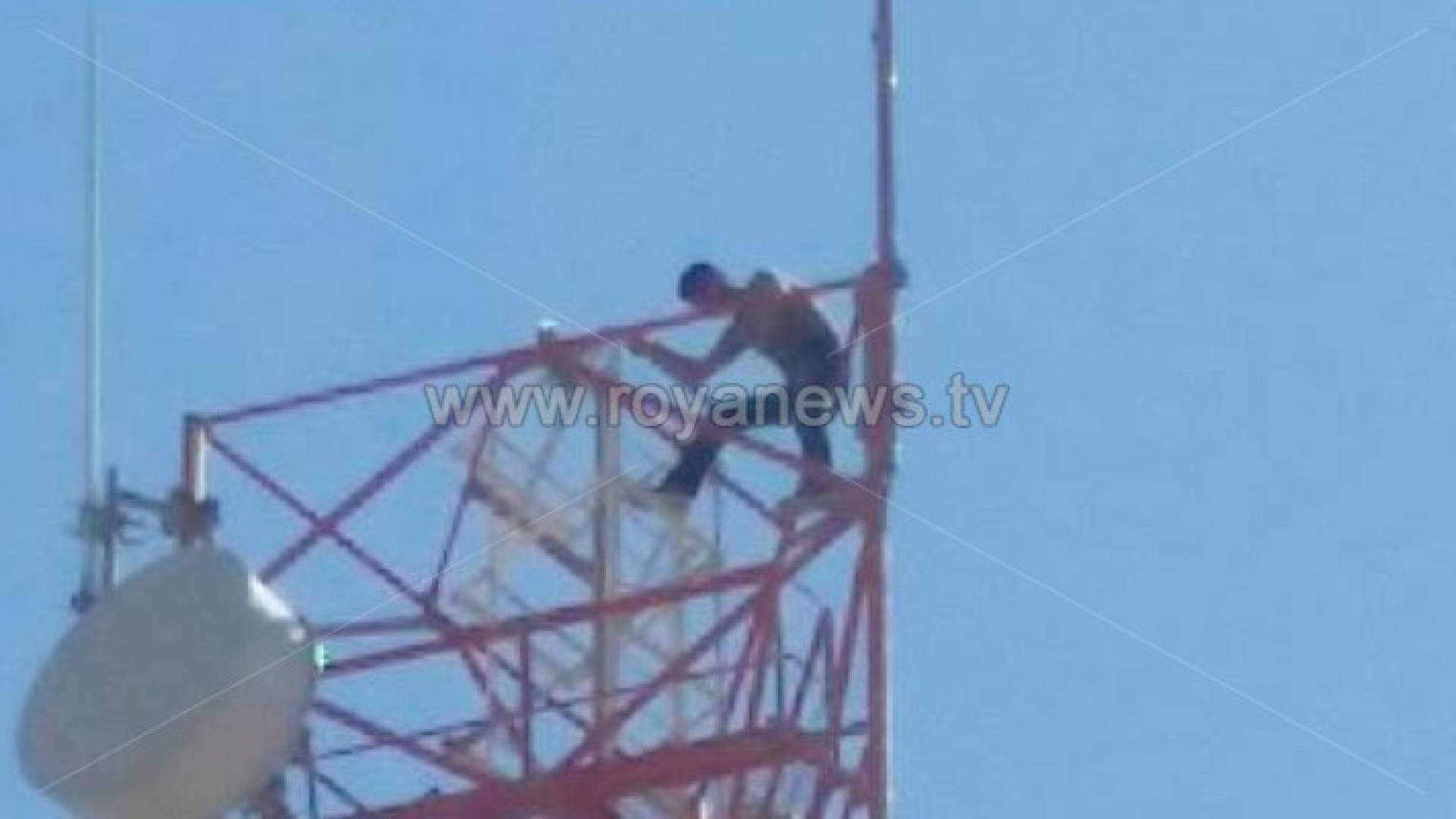 ' الامن ' ينجح في منع شاب من الانتحار في اربد..صور