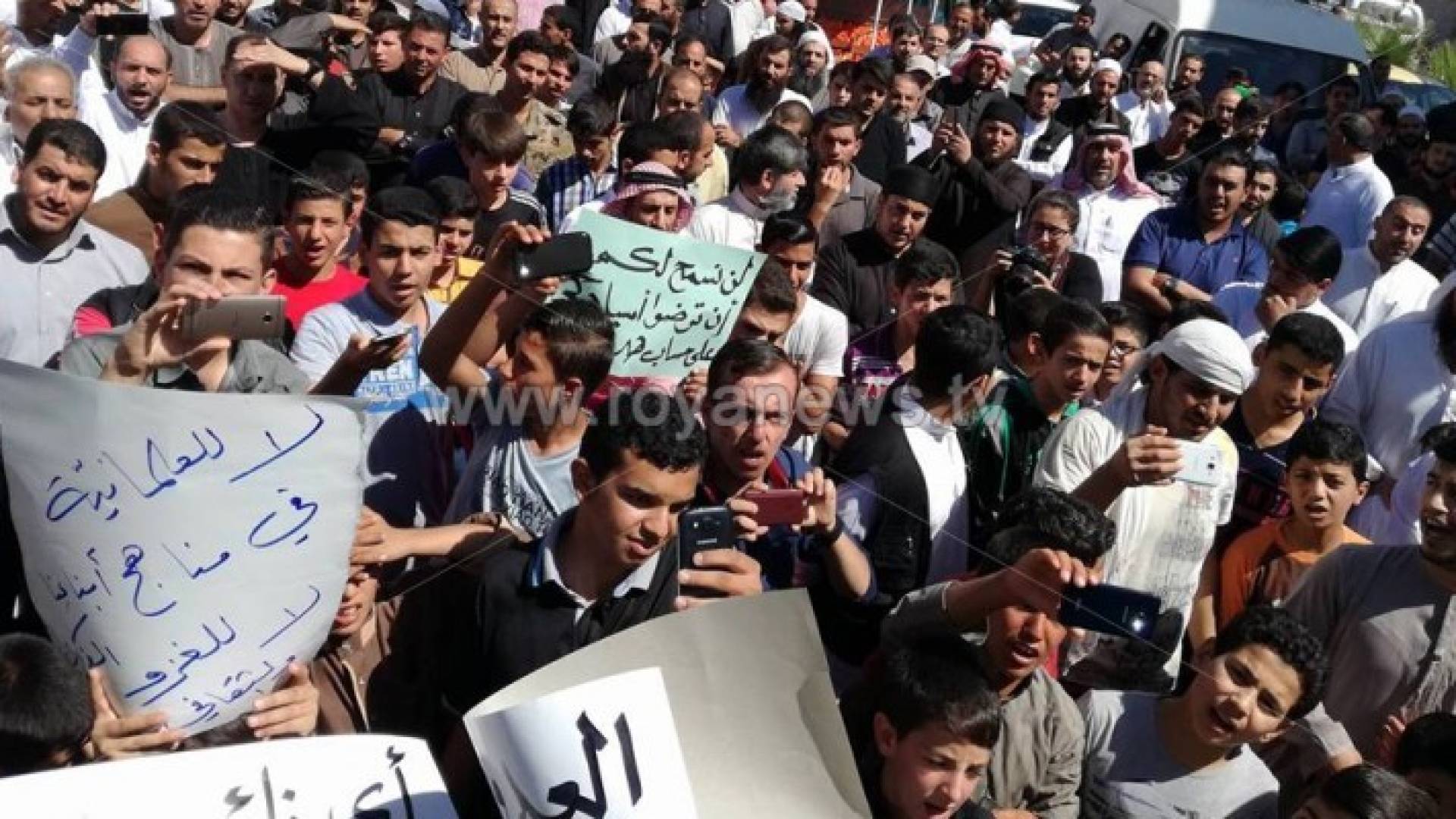 وقفة احتجاجية في معان: 'لا لعلمانية المناهج' .. صور