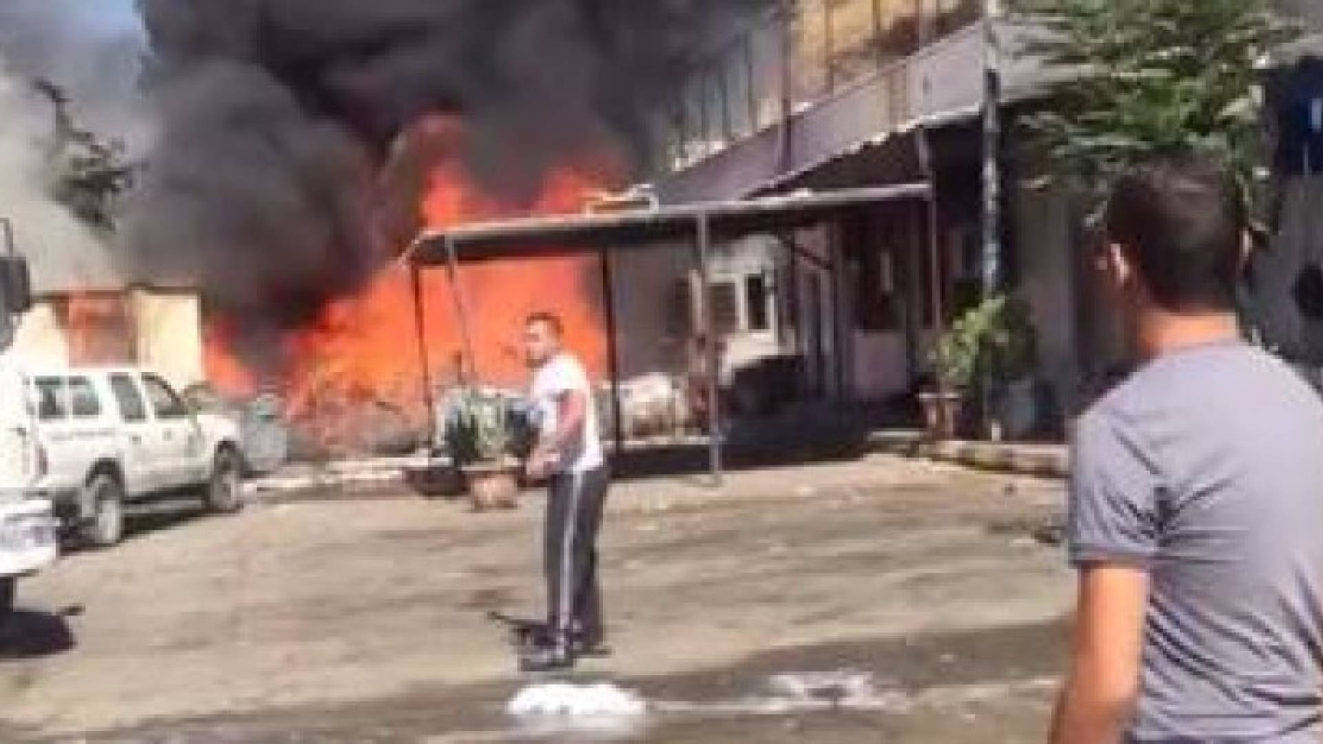 بالفيديو .. حريق في مستودعات أمانة عمان بمجمع وادي السير