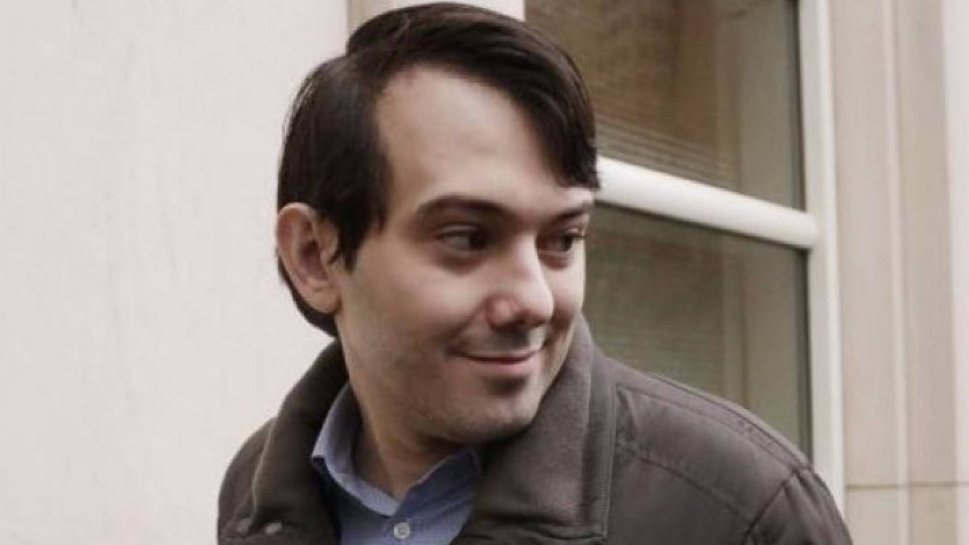 امرأة تدفع 50 ألف دولار في مزاد لصفع رجل