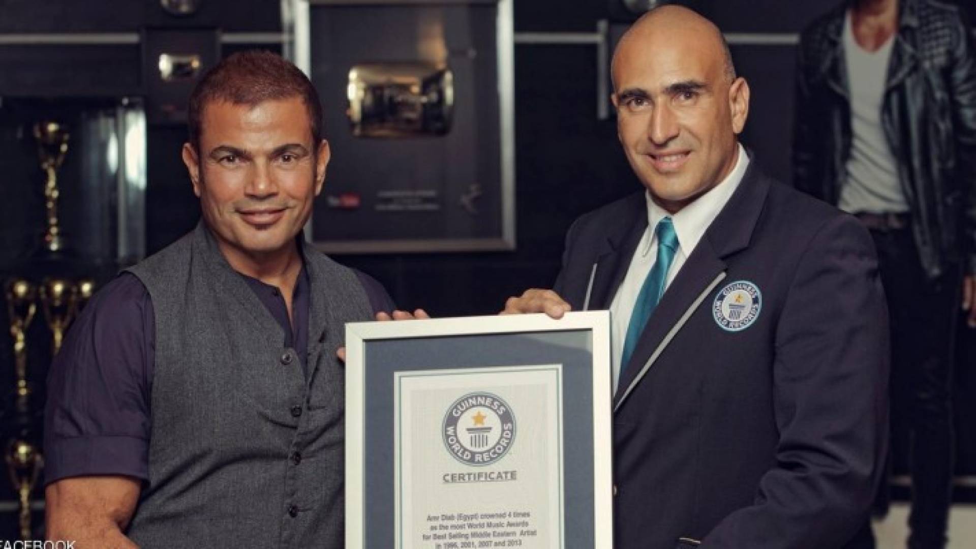 خلال استلام عمرو دياب لشهادة غينيس