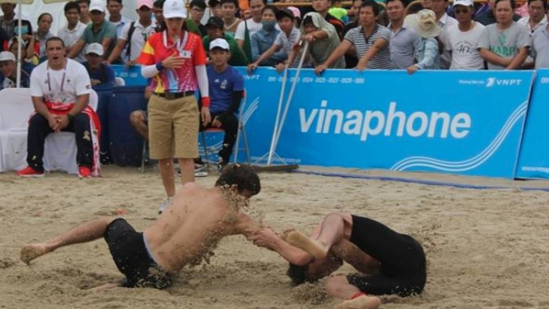 أبو سيف والشيشاني يودعان منافسات المصارعة في ألعاب آسيا الشاطئية