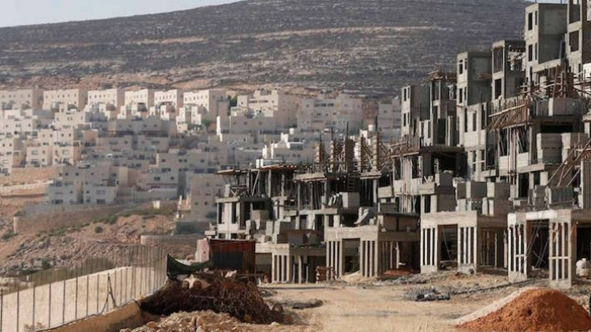 الاحتلال يغلق الضفة وغزة ويقرر بناء وحدات استيطانية