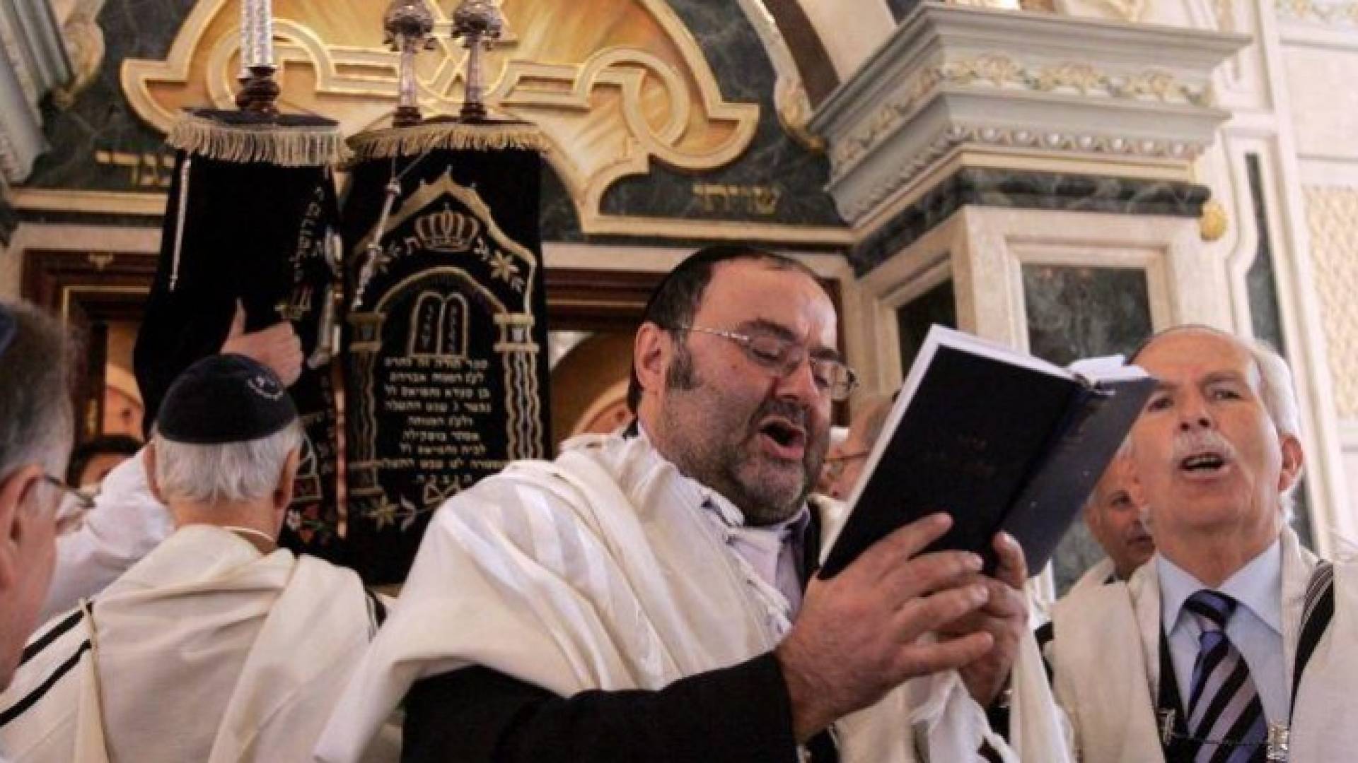  الهجوم تسبب بإصابة حارس الكنيس 