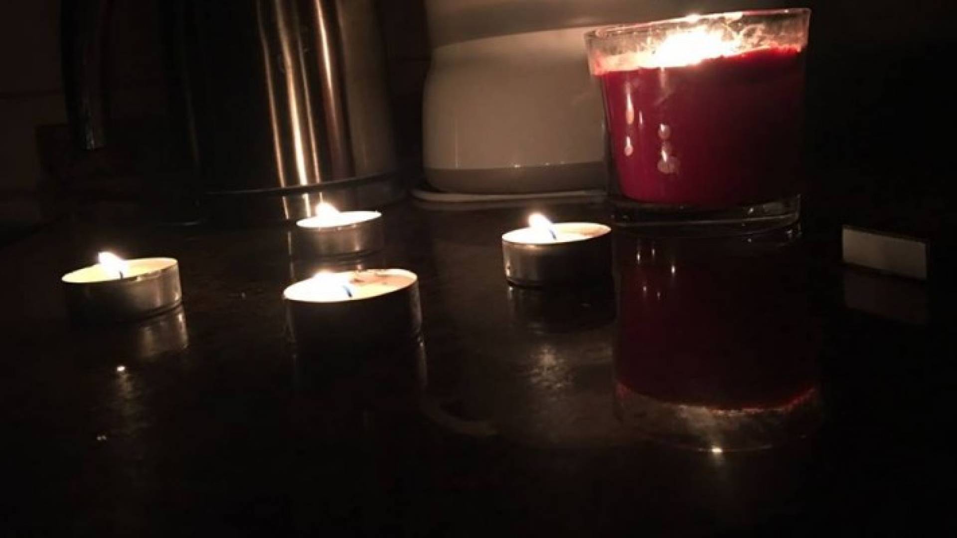 بالصور: مستخدمو مواقع التواصل الاجتماعي يطفئون الانوار احتجاجا على اتفاقية الغاز