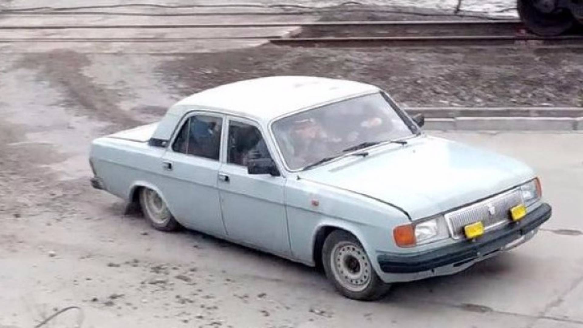 بالفيديو.. خمن عدد العمال الذين خرجوا من السيارة ؟