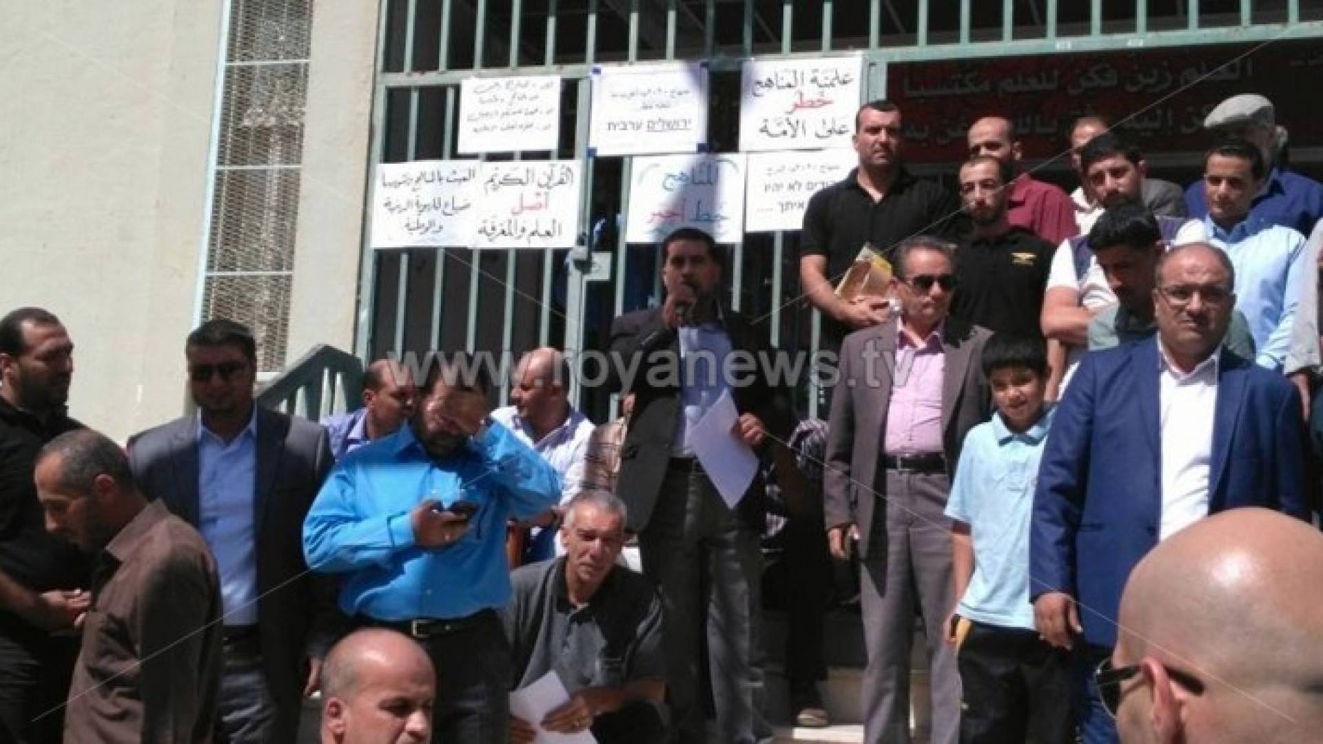 بالصور: أهالي الطفيلة .. تغيير المناهج علمانية مرفوضة