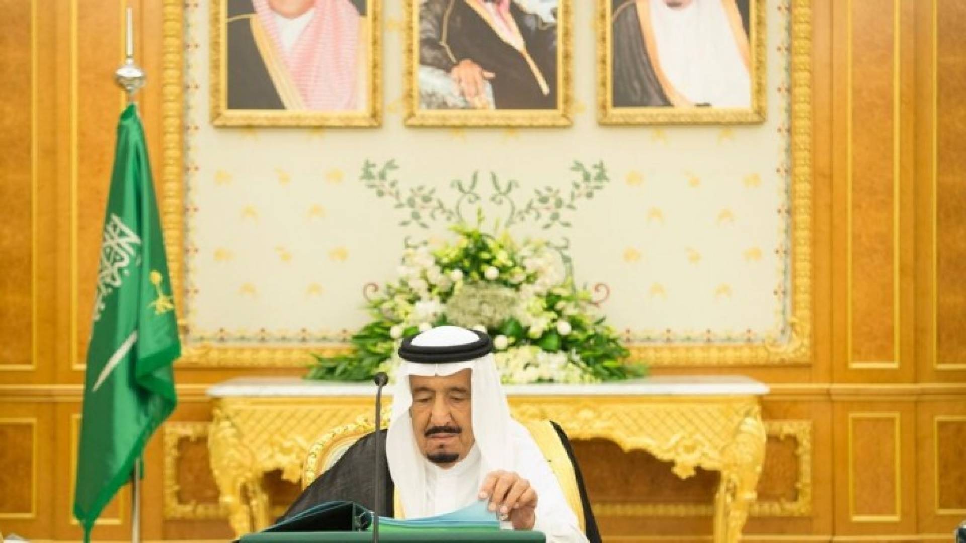 العاهل السعودي الملك سلمان بن عبدالعزيز أثناء ترؤسه لمجلس الوزراء