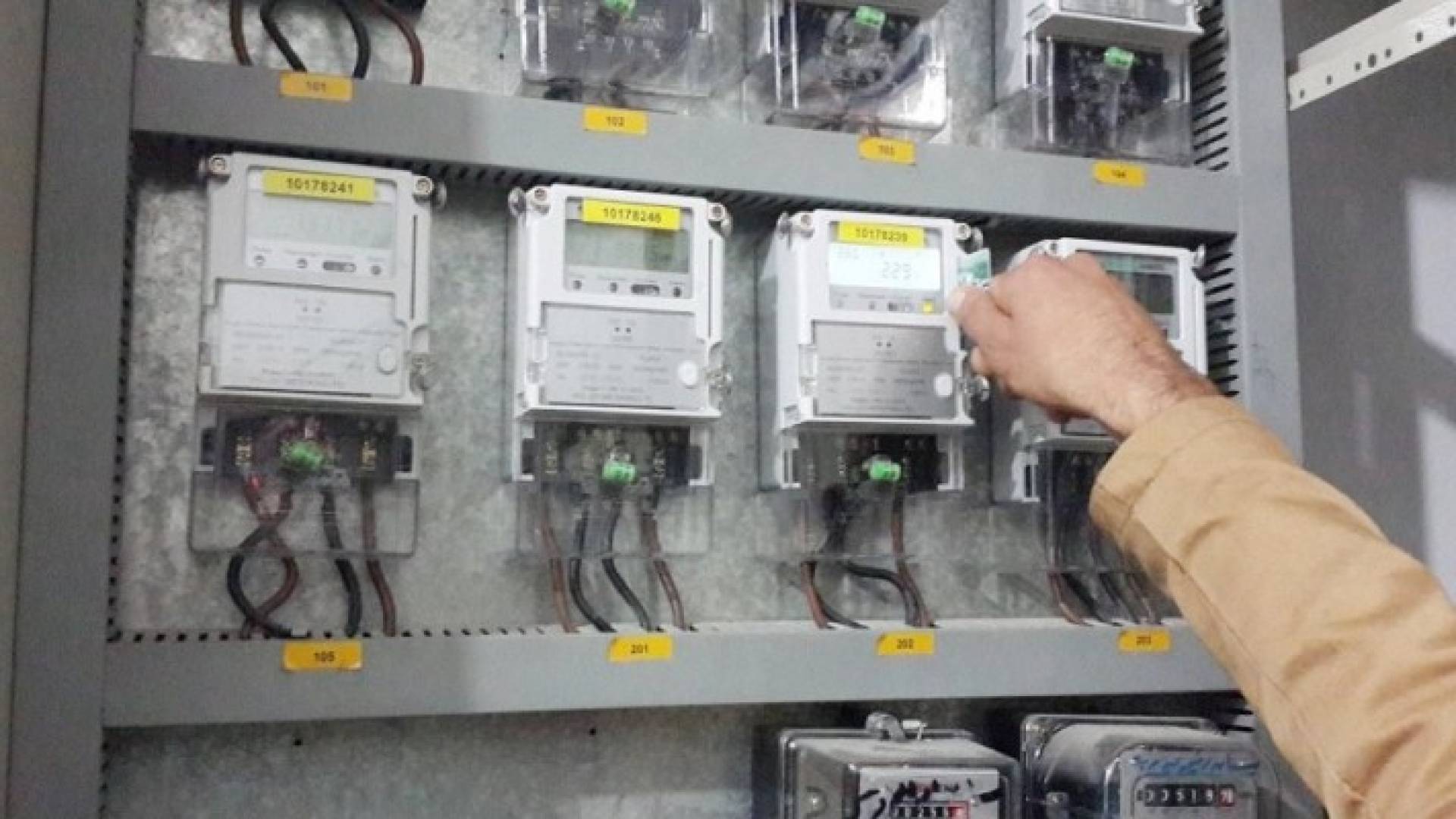 الحكومة تخفض اسعار الكهرباء لبعض القطاعات