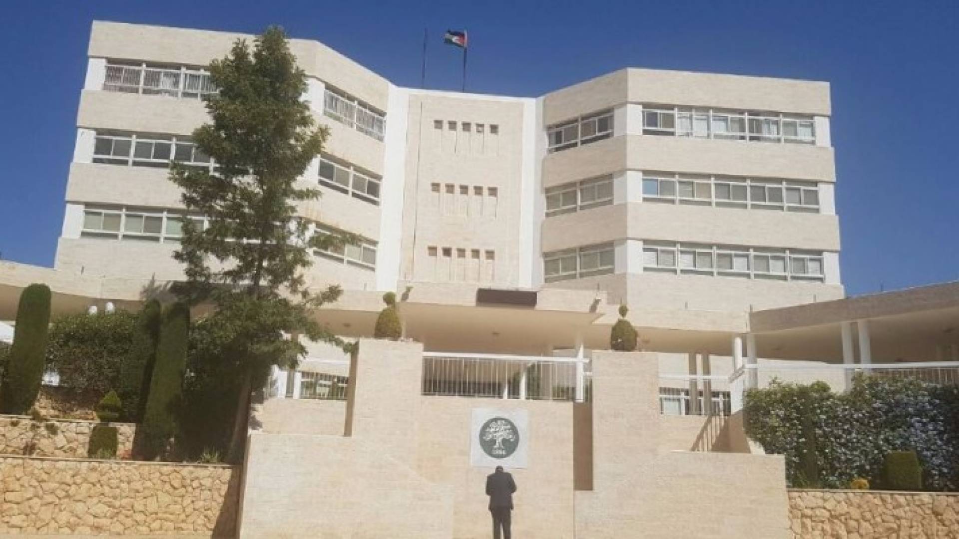 التربية تنذر مدرسة الشويفات