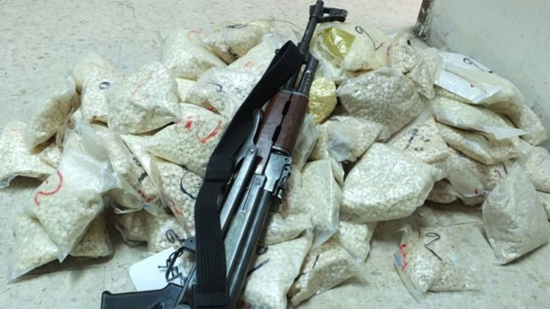 ضبط 220 ألف حبة مخدرة وسلاح اتوماتيكي ببطن الغول