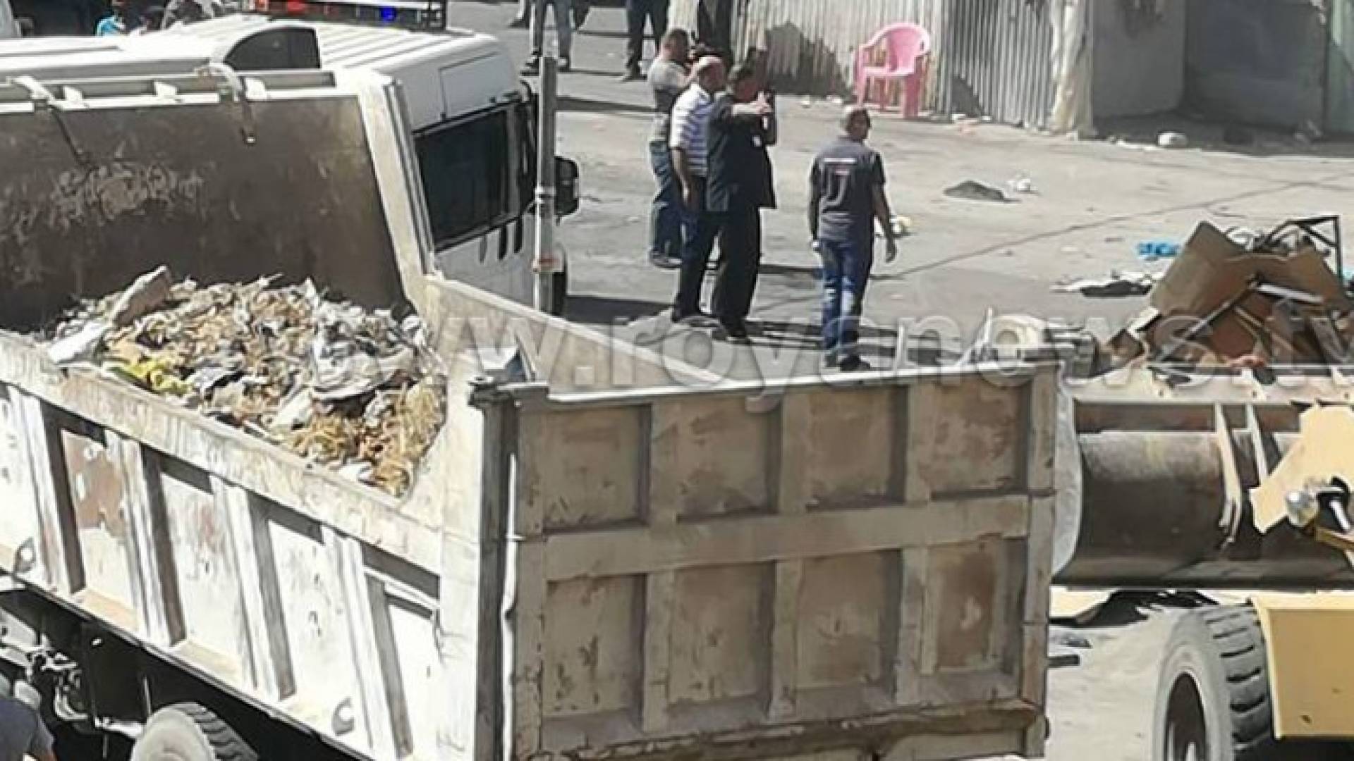 بلدية اربد تزيل بسطات عشوائية في مجمع بيت راس