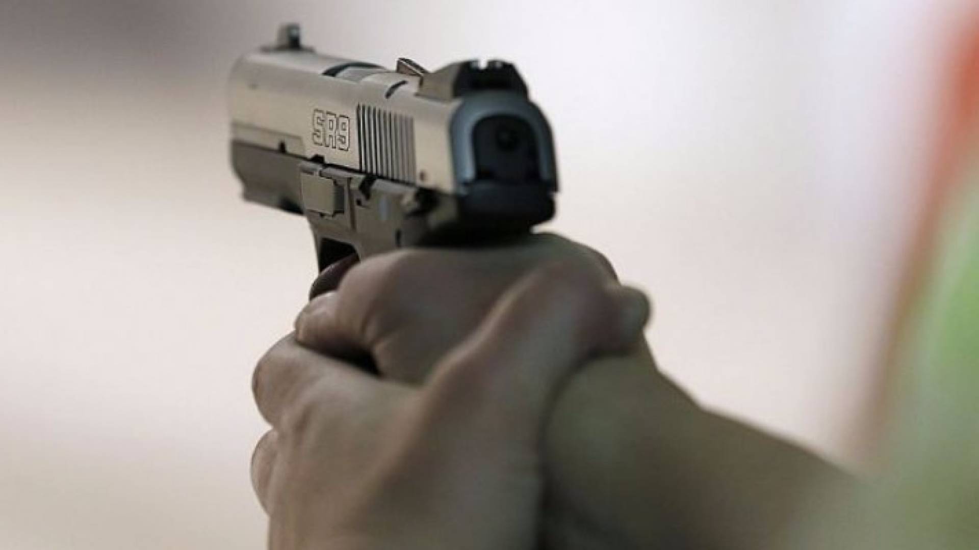 شخص يقوم باطلاق النيران بشكل عشوائي 