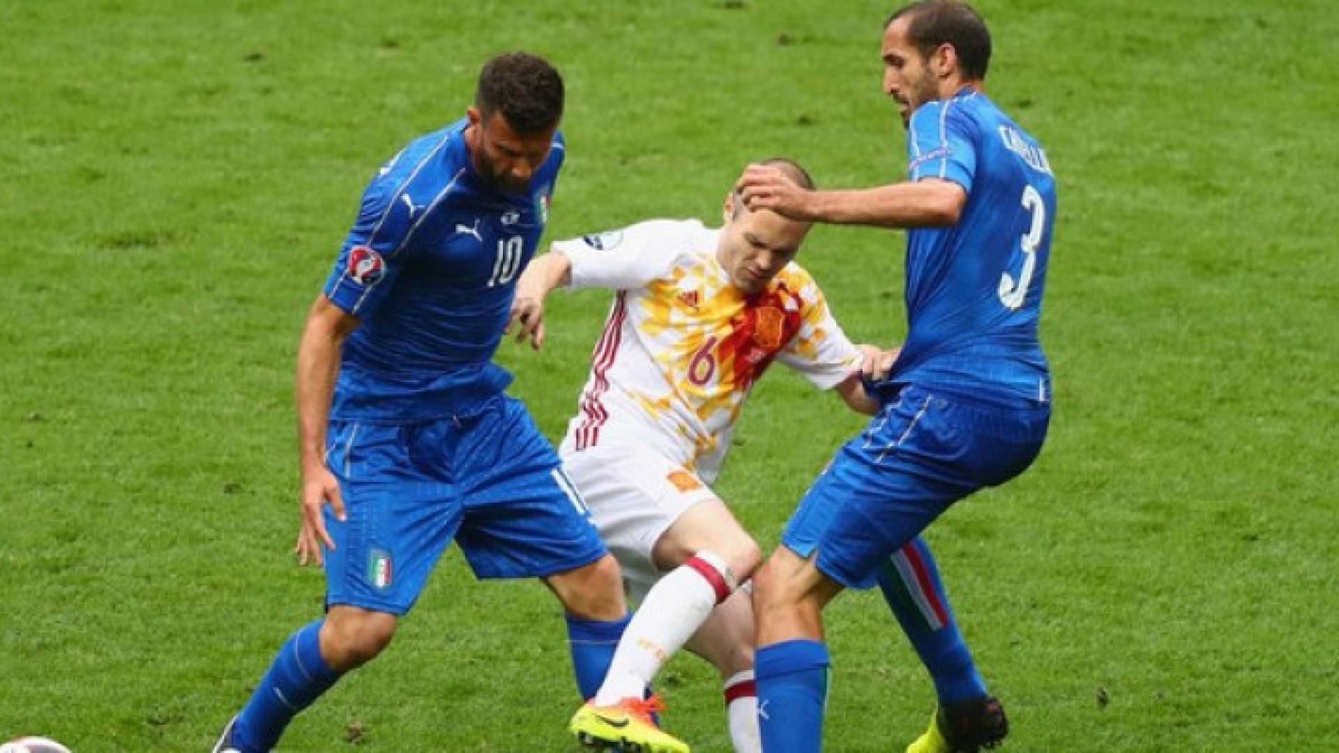 إنييستا محاصرا من لاعبي إيطاليا 
