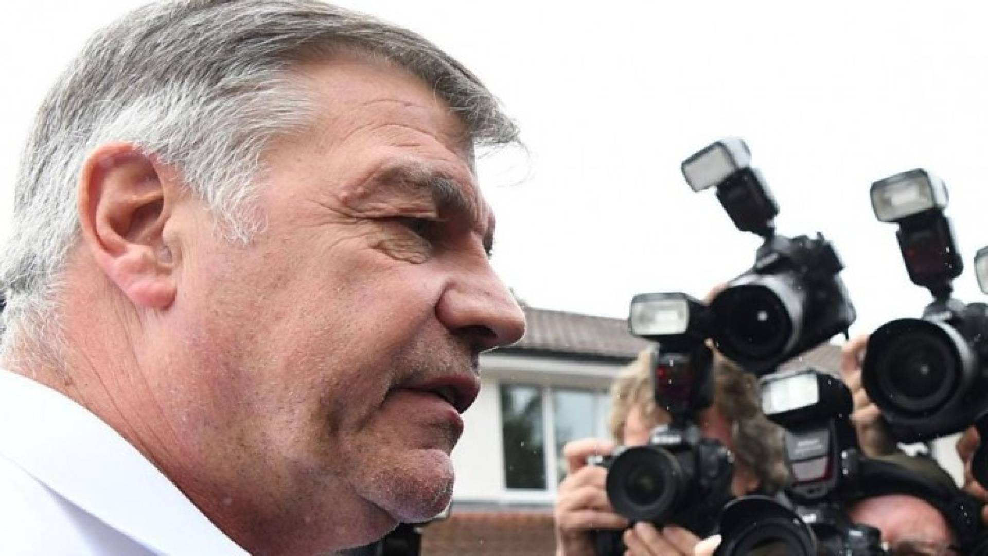 آلاردايس في مواجهة مع الصحفيين