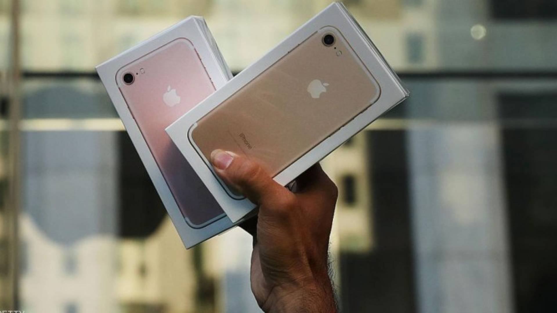 صراع على آيفون 7.. ولكن؟