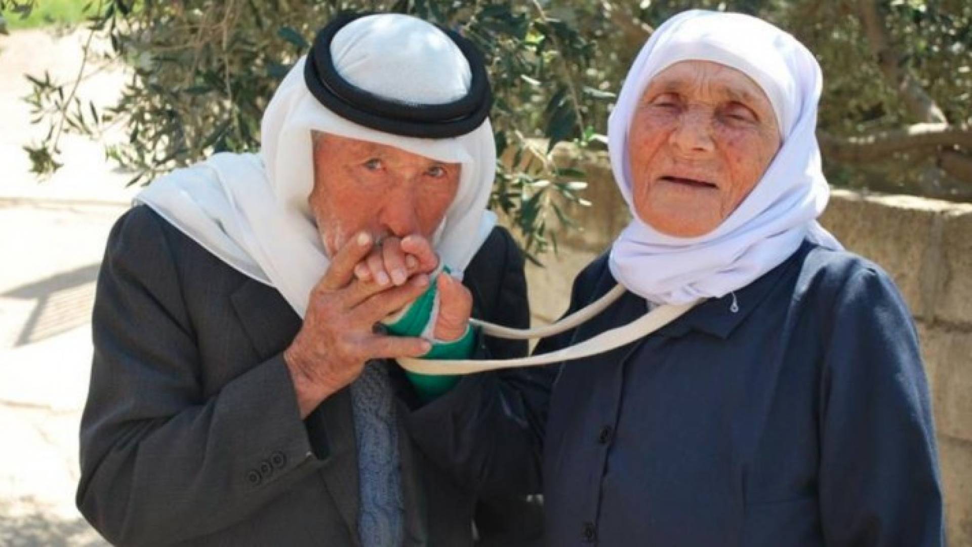 لبنانية تدفن ابنها الأصغر.. عمره 86 عاما