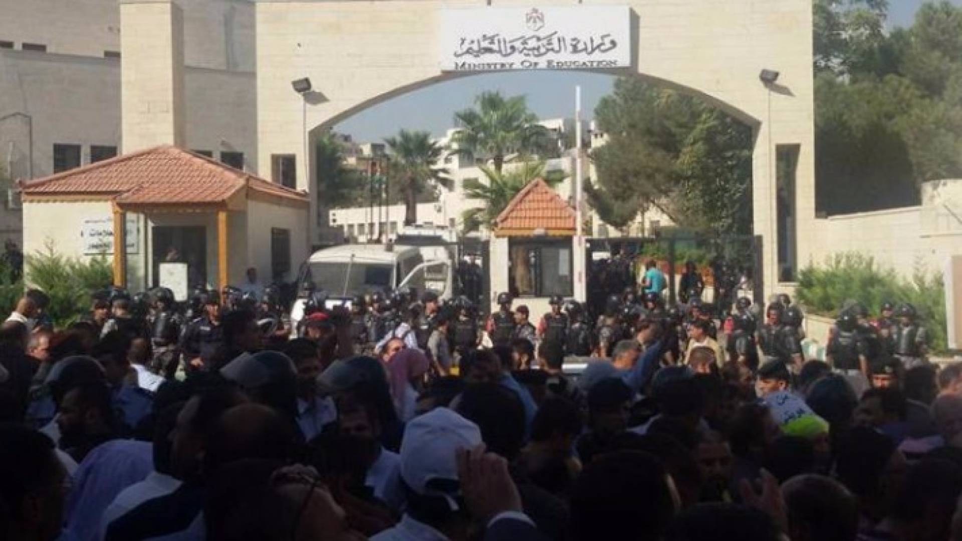 اعتصام المعلمين أمام الوزارة - ارشيفية