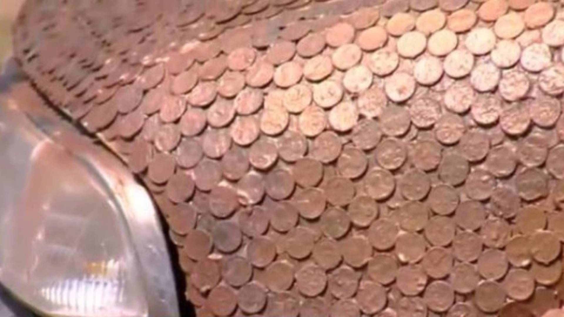 بالفيديو.. سيارة تكتسي حلة من 51 ألف قطعة نقدية