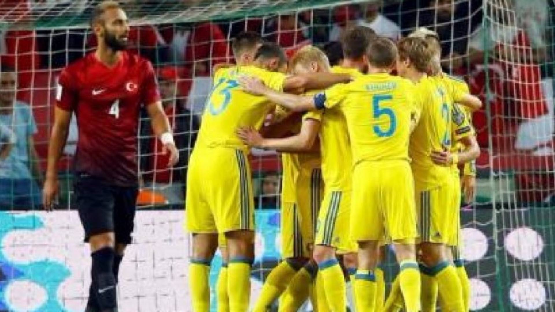 تركيا تنتفض لتتعادل 2-2 مع أوكرانيا بتصفيات كأس العالم