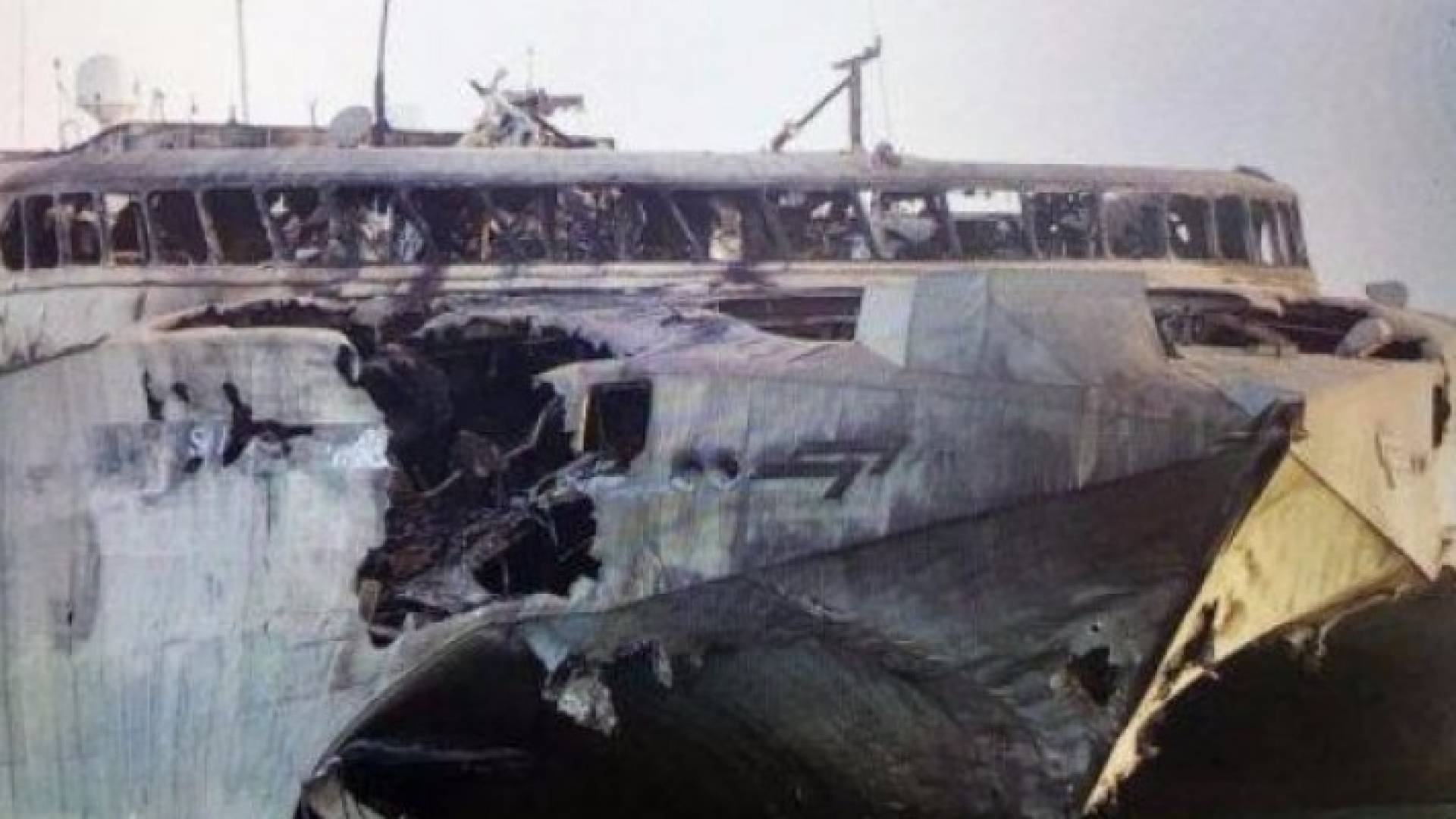 جانب من الأضرار التي لحقت بالسفينة