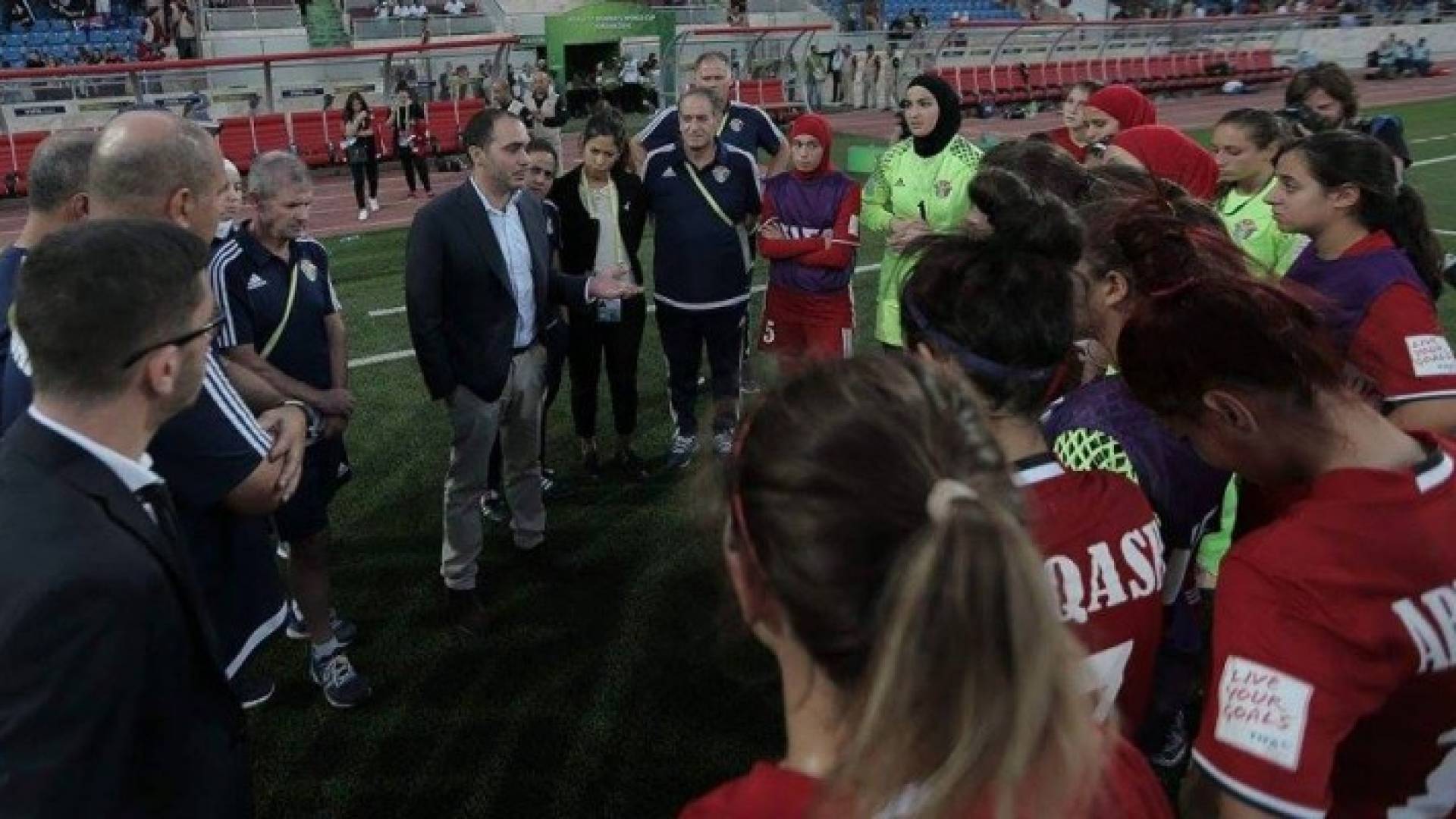 سمو الامير علي بن الحسين رئيس اتحاد كرة القدم يلتقي بمنتخب الشابات 