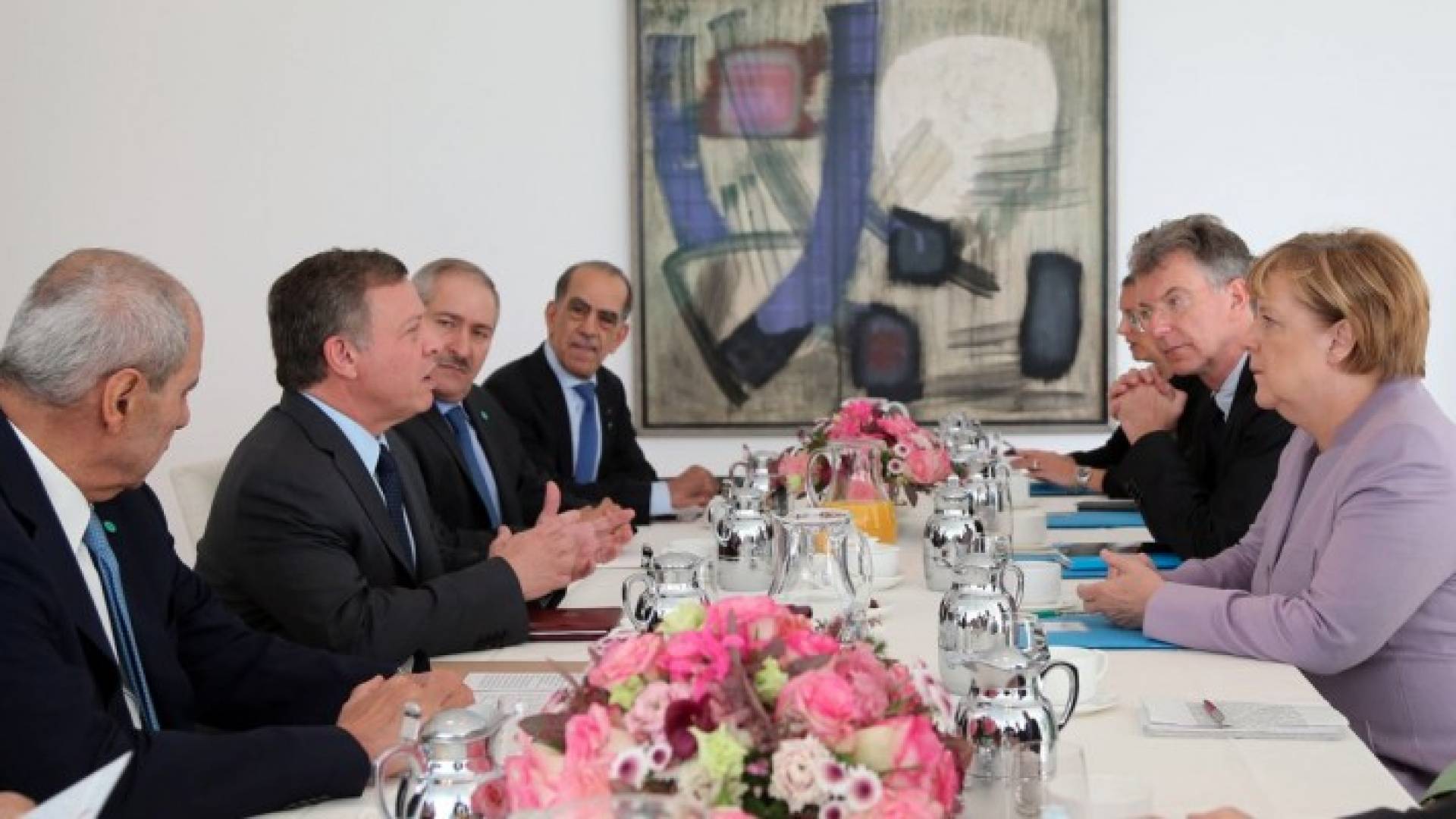 الملك يجري مباحثات مع المستشارة الألمانية في برلين.. صور