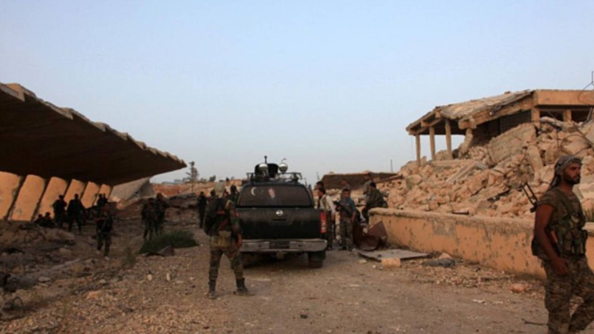 أفراد من الجيش السوري في مستشفى الكندي المدمر في حلب - 2 أكتوبر 2016