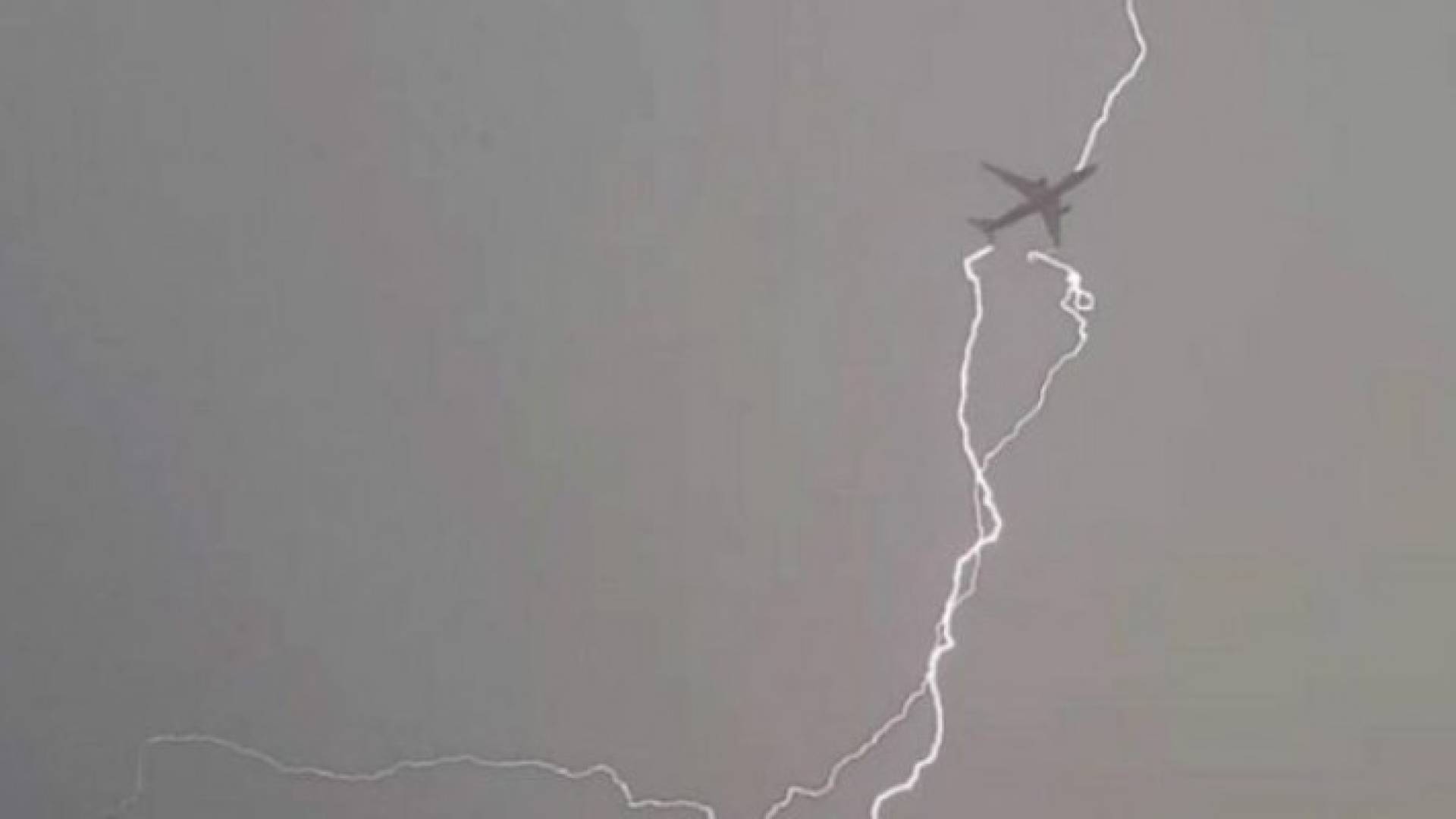 لماذا لا تصيب صواعق البرق طائرات الركاب بأذى؟